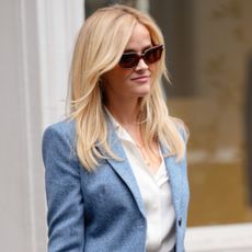 Reese Witherspoon visited Harvard University wearing a crimson set, not Elle Woods pink