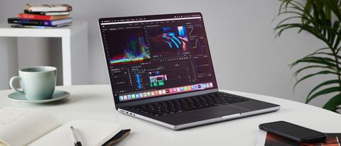 MacBook Pro 14" på ett bord i en kontorsmiljö