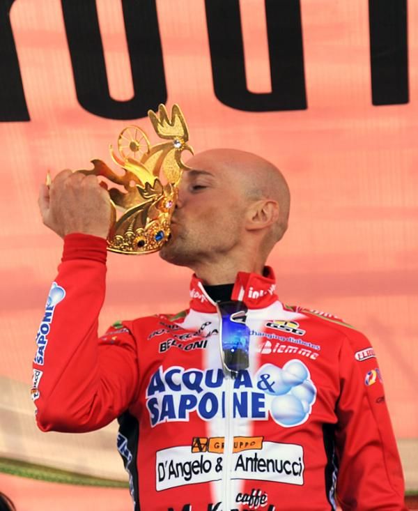 Stefano Garzelli (Acqua &amp; Sapone) celebrates his stage win on the Plan de Corones.