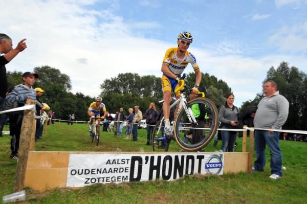 Bart Wellens also bunny hopes the barriers.