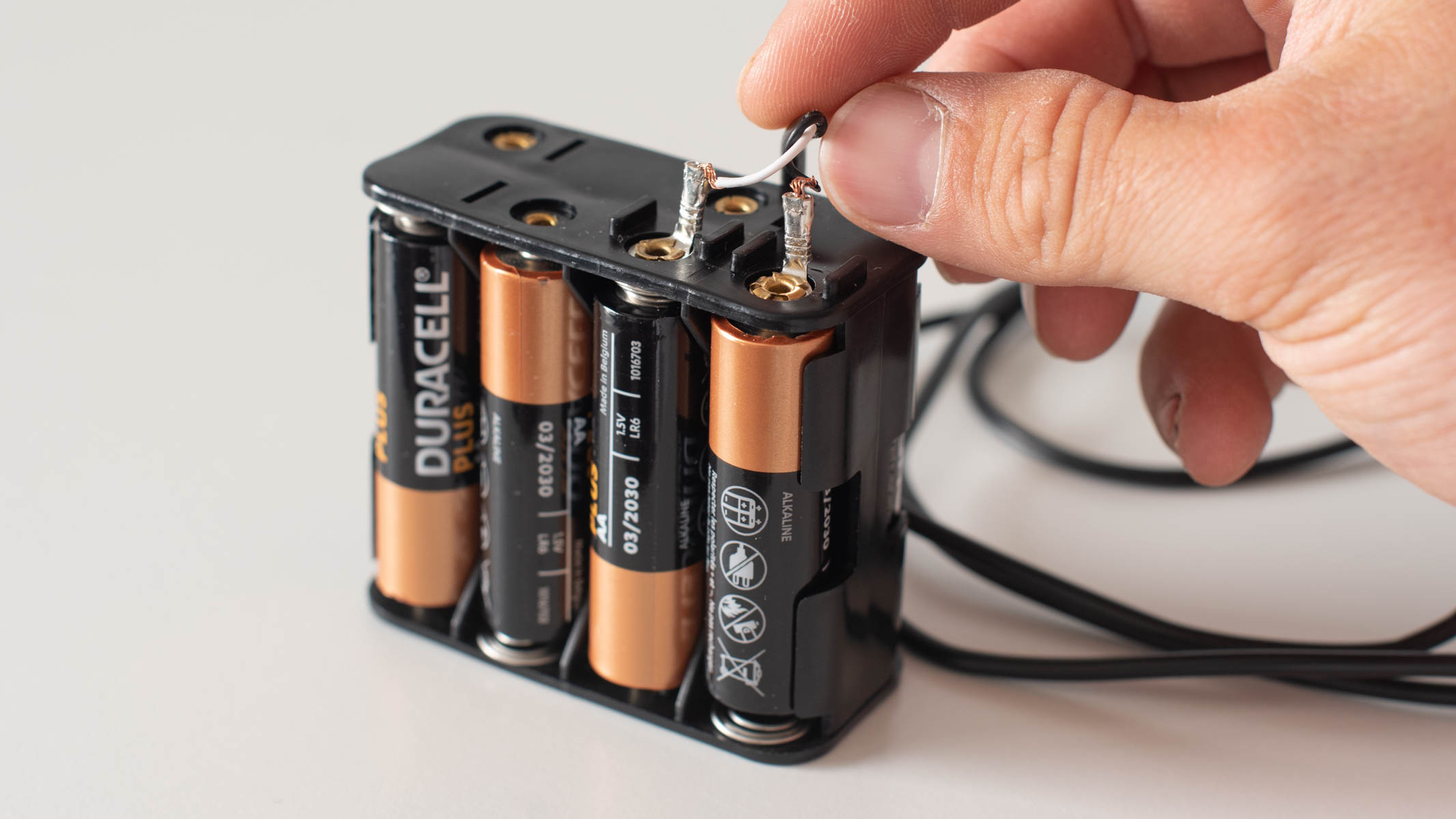 The Celestron Astro Fi 102, close up of the battery pack which holds 8 AA batteries