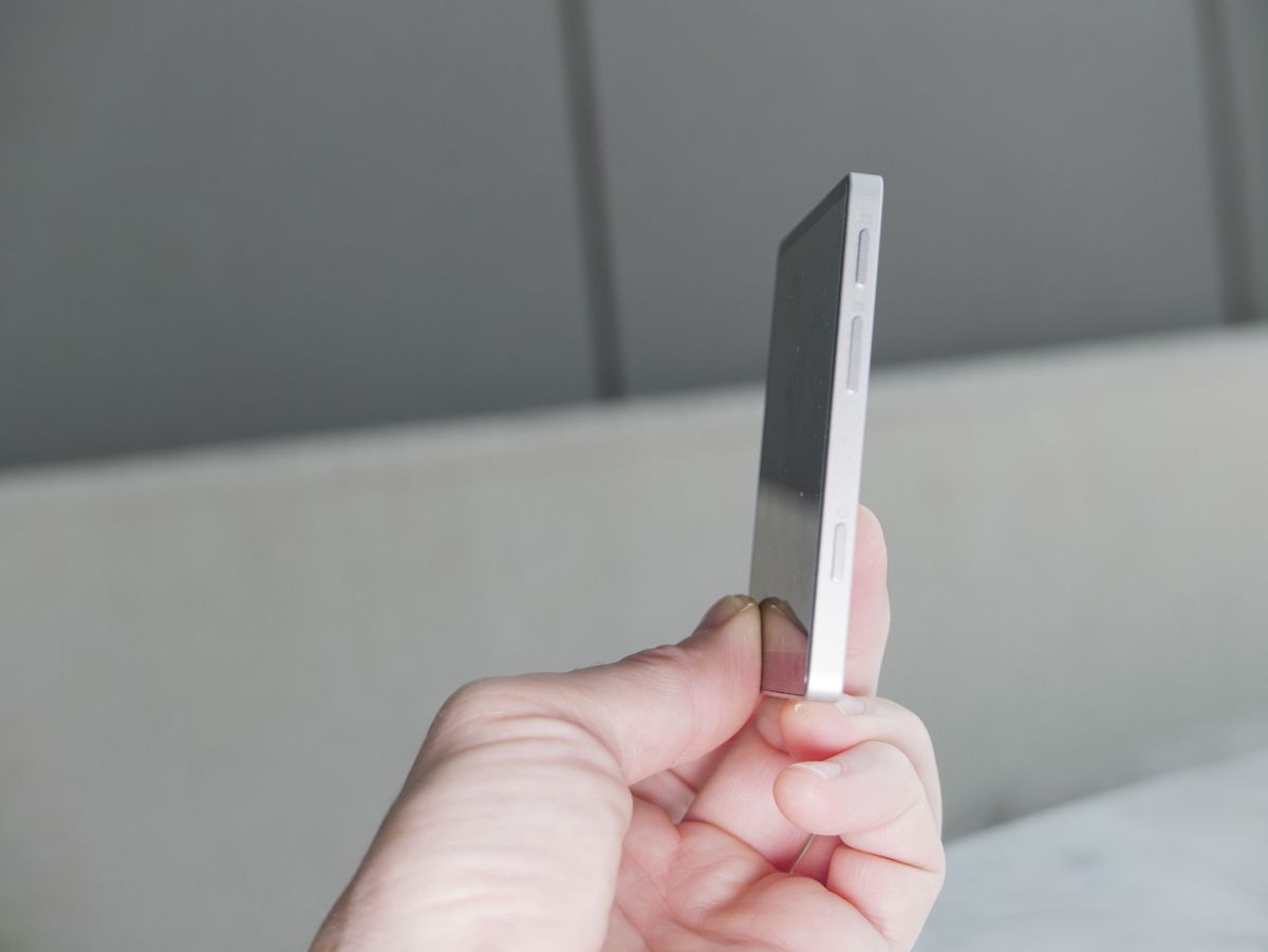The Vivo selfie screen in user's hand, turned to its side to show how thin it is