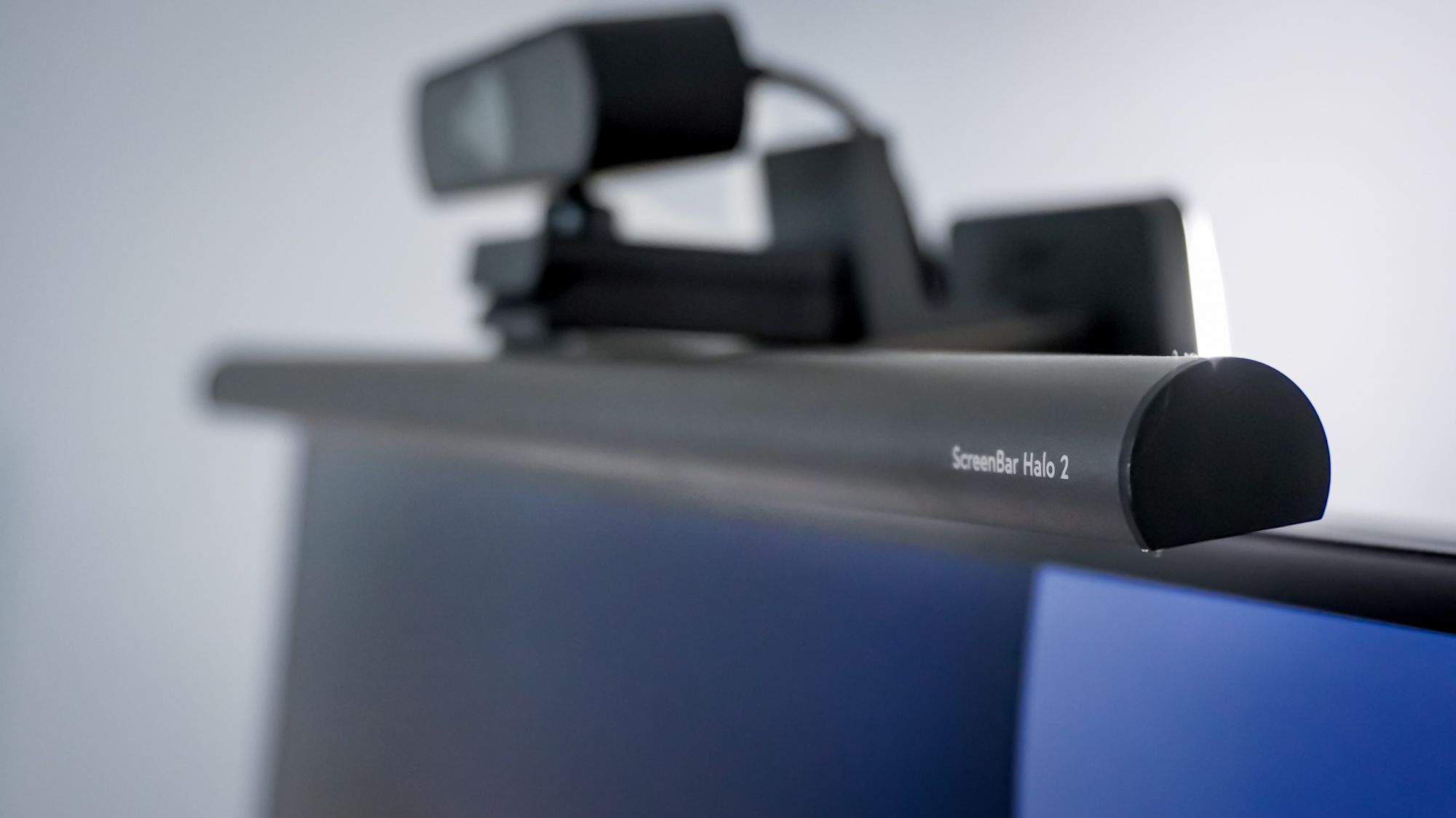 I tried this futuristic monitor light bar and now my desk lights itself ...