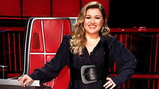 Kelly Clarkson wears a large belt in The Voice promo photo.
