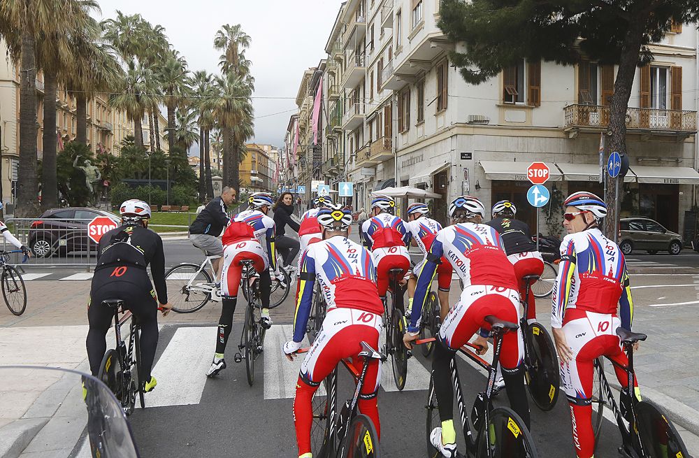 Team Katusha get ready to preview the team time trial course
