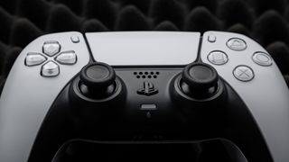 Gros plan sur le microphone de la manette PS5 DualSense