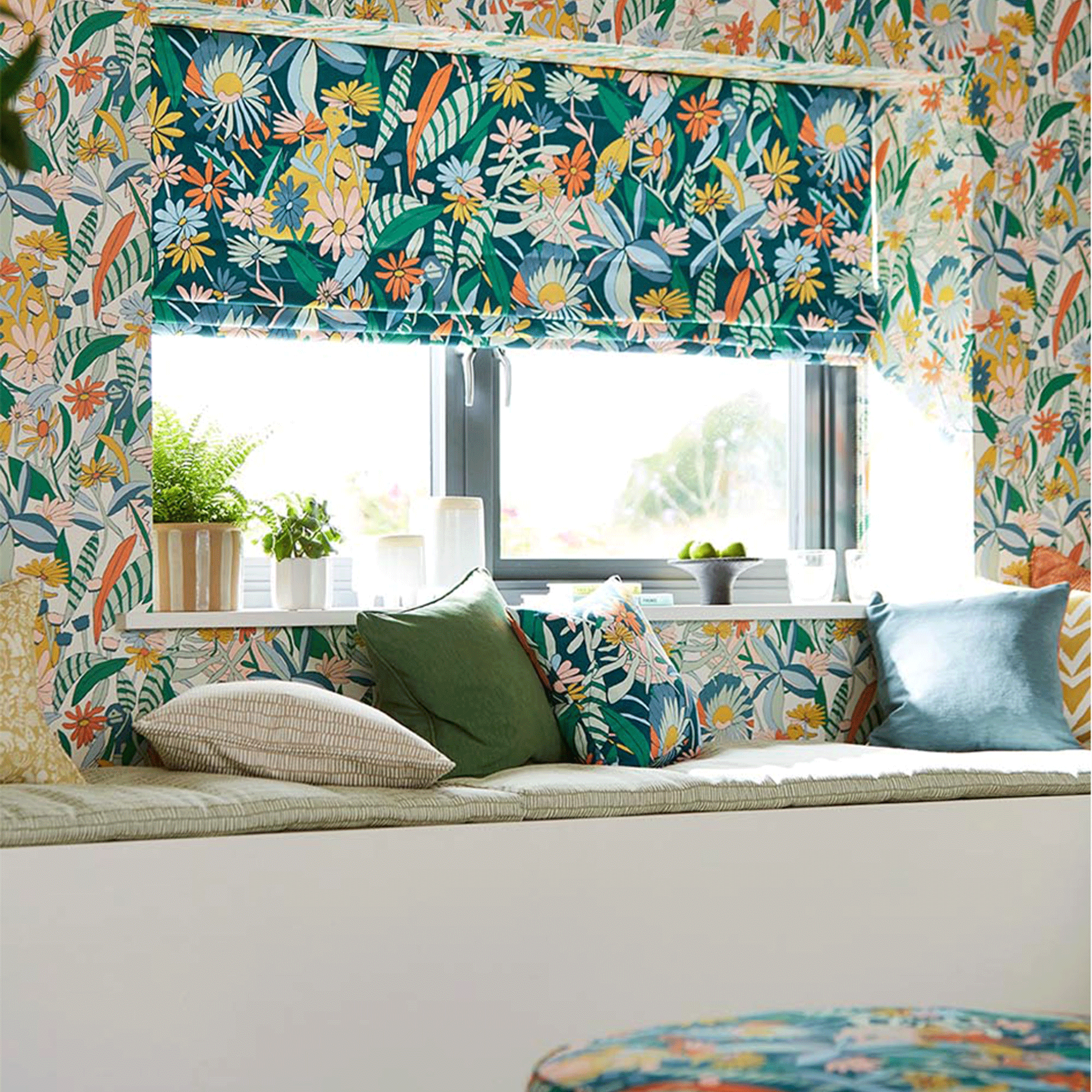 Patterned blinds with patterned wallpaper