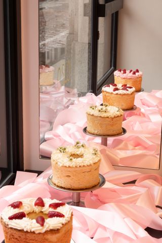 cakes in window of Oslo, a new Milan cake shop