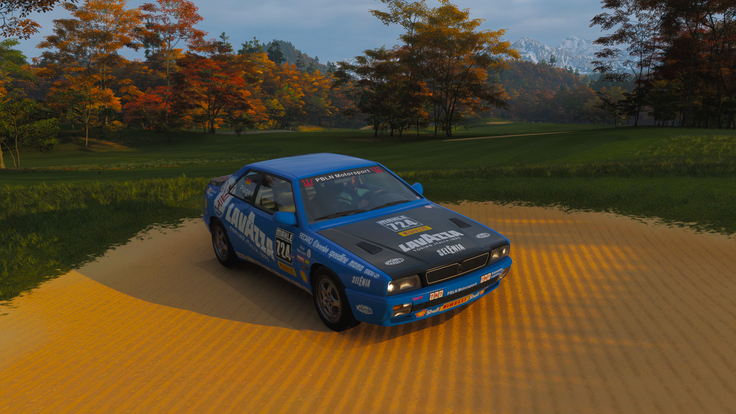 Forza Horizon 6 Naruo Golf Course: A 1997 Maserati Ghibli Cup with a blue livery parked in the sand at the golf course.