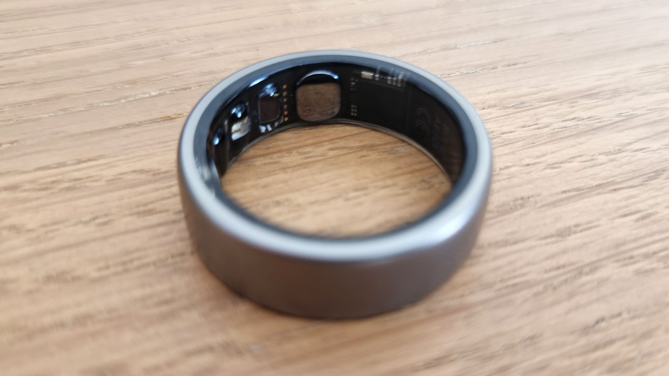 A close-up picture of the heart rate sensor in the Amazfit Helio smart ring