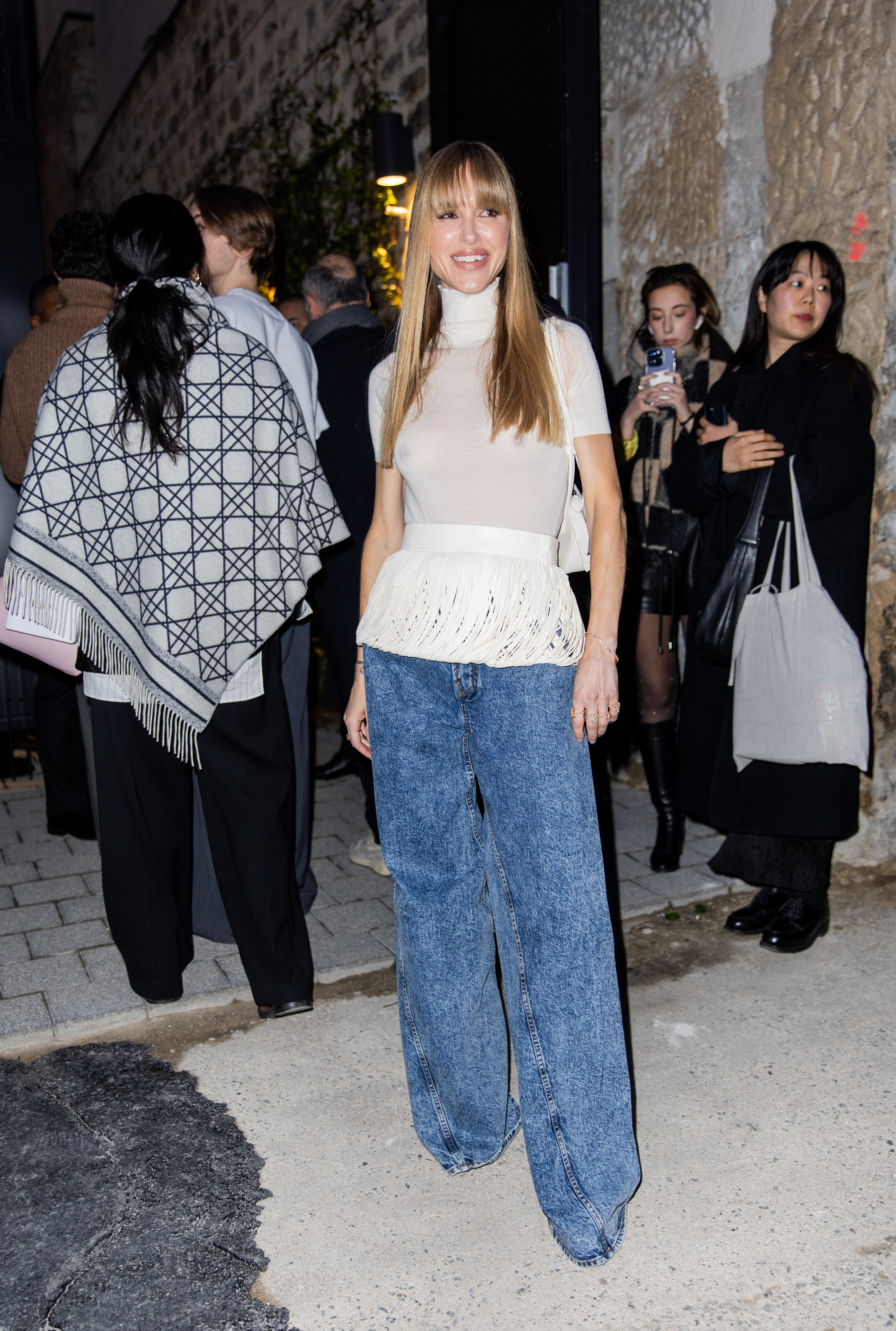 Mulher usando estilo de rua na Paris Fashion Week.