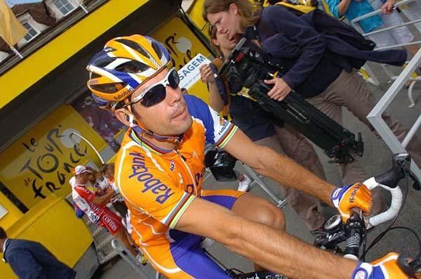 Oscar Freire leaves the sign-in area to get ready on what could be a good stage for him.
