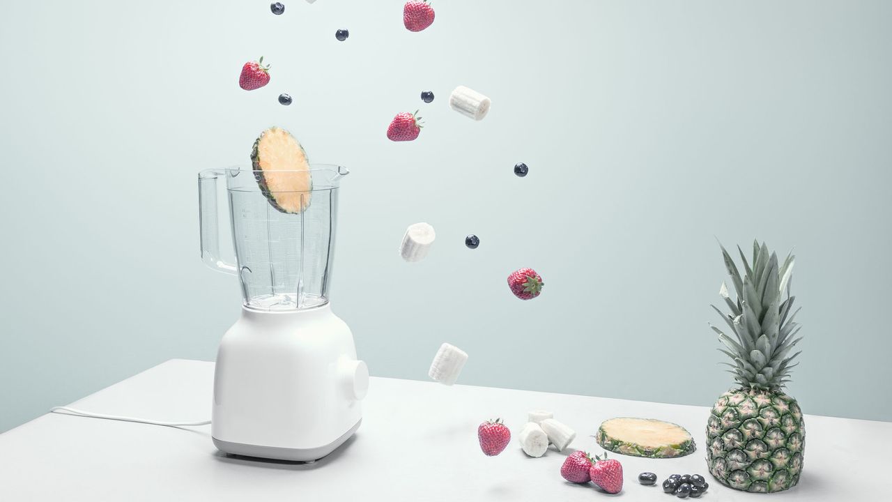 how to use a blender, fruit in a blender