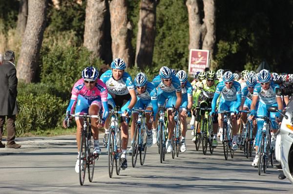Lampre and Colnago-CSF Inox lead the chase