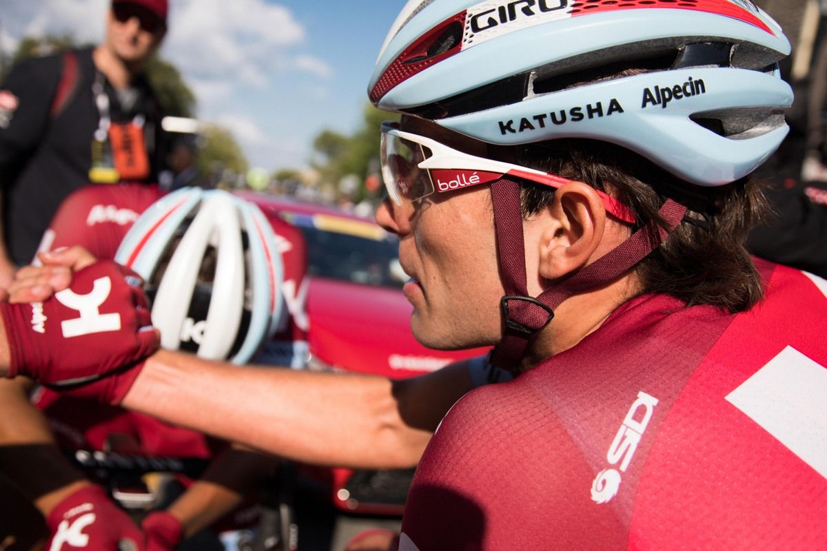 Handshakes with teammates for Rick Zabel (Katusha-Alpecin) post-race
