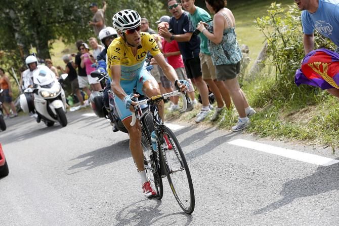 Vincenzo Nibali (Astana) goes it alone