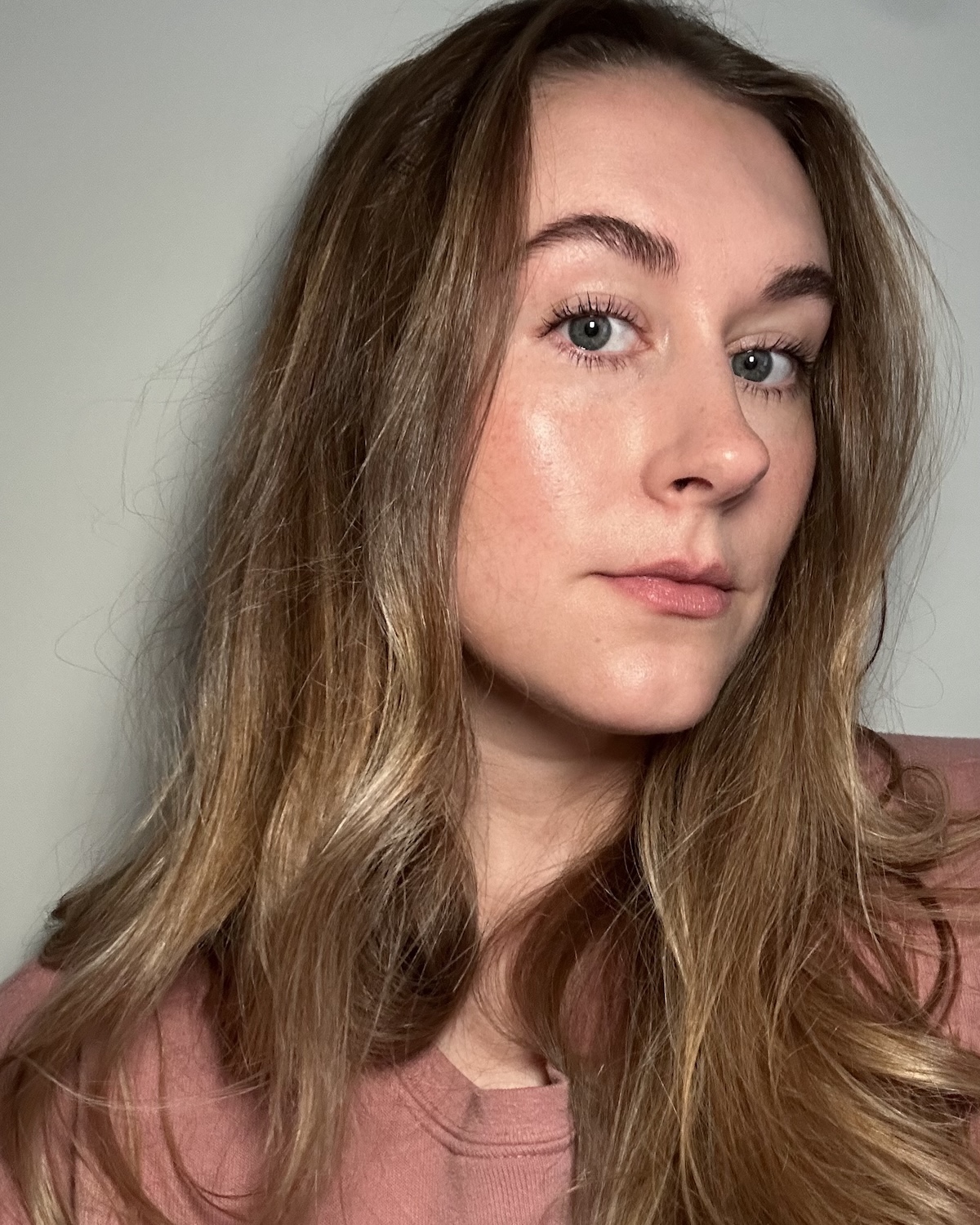 Beauty editor Kaitlyn McLintock wearing a full face of Merit, Jones Road, and Il Makiage