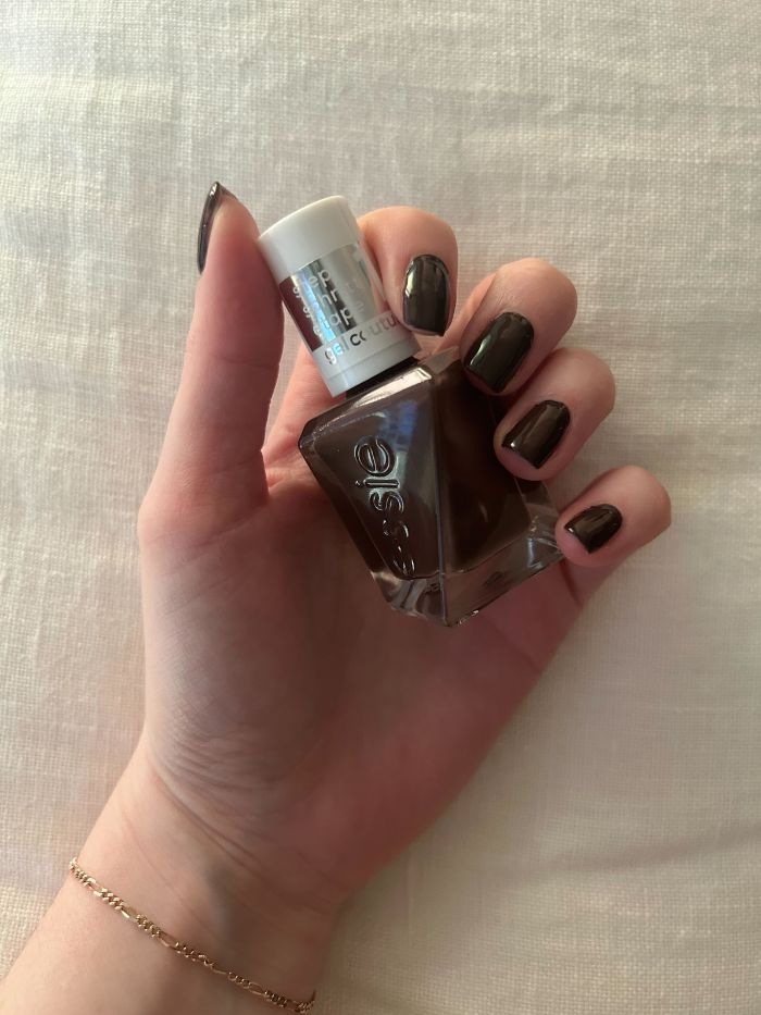 Junior beauty editor Grace Lindsay testing the Essie All Checked Out nail polish