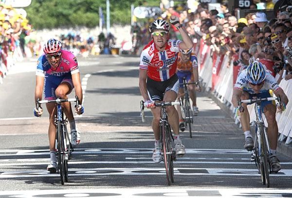 Arvesen think's he's got it but Elmiger was close with the bike throw.