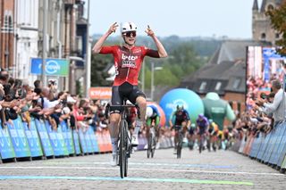 Renewi Tour: Jenno Berckmoes pulls off a heist to snatch stage 3 and the leader's jersey on Tour of Flanders-inspired day