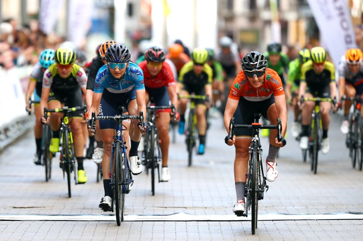 Katarzyna Pawlowska and Lisa Brennauer lead the chasing group to the line