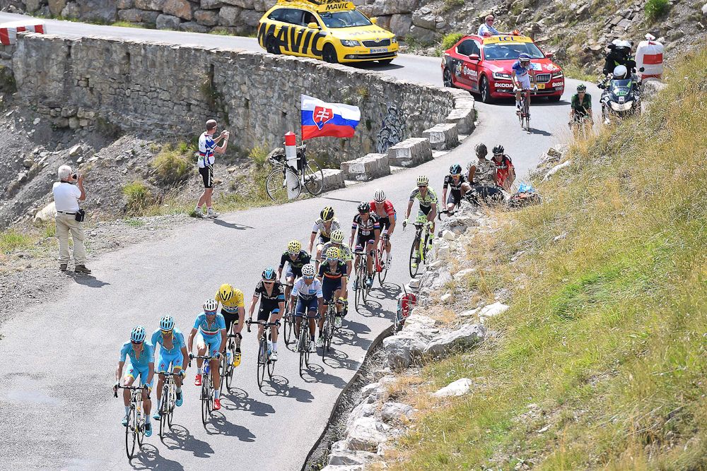 The GC group climbs during stage 17