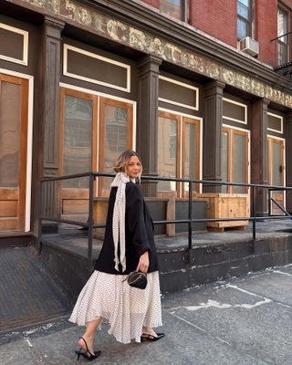 HXUzdxTkDpyoQVVnw7DaqD-320-80 فساتين البولكا دوت باهظة الثمن مع أحذية القدم المدببة ، حقيقة