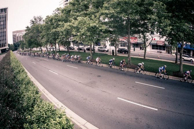The men's field begins to get strung out while chasing the break.