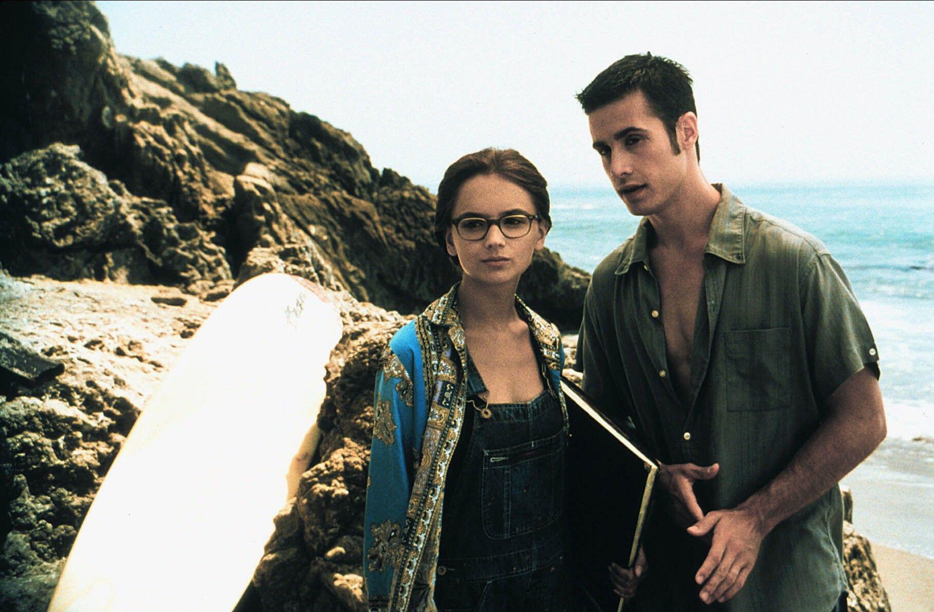Rachael Leigh Cook and Freddie Prinze Jr. on a beach in 'She's All That'