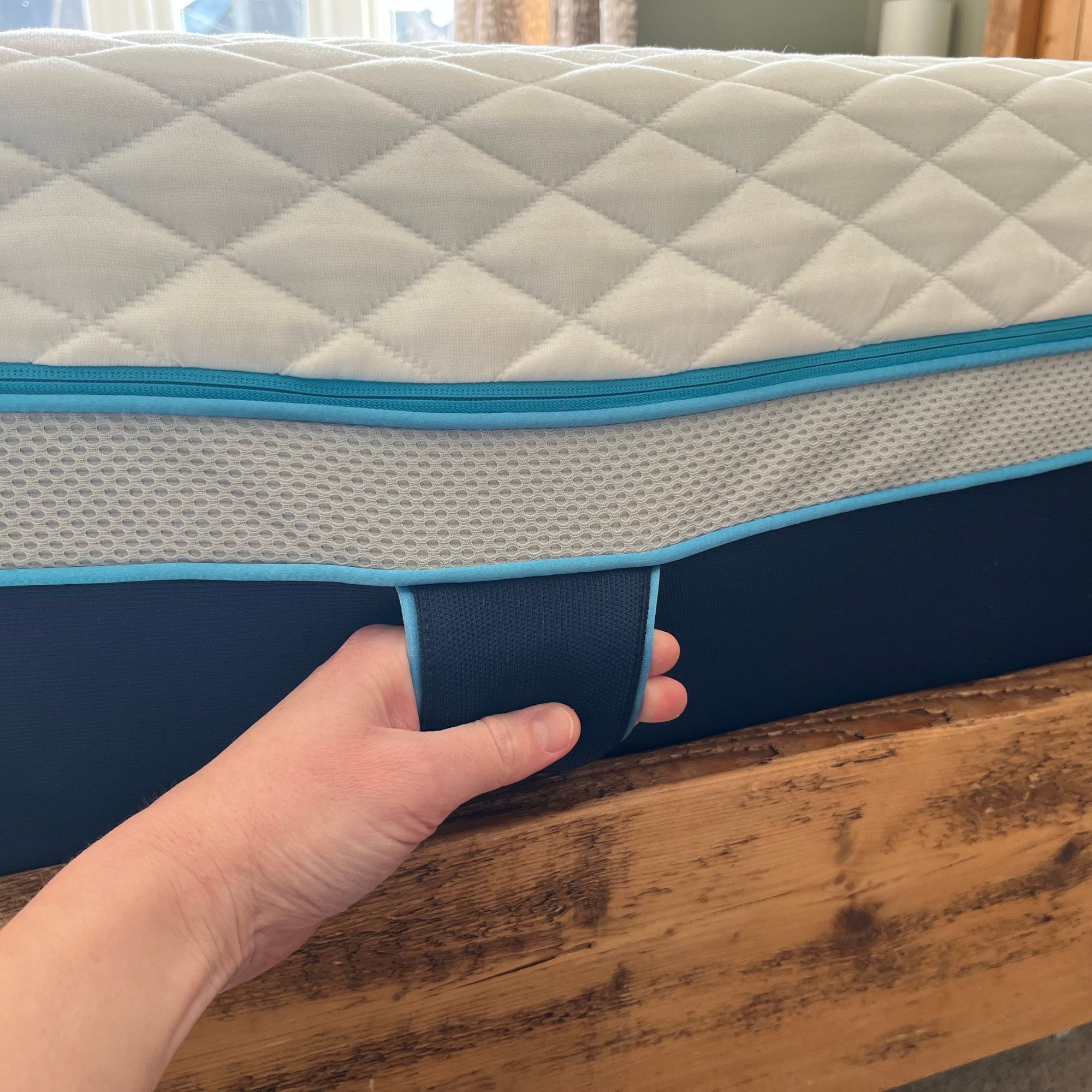 the Simba Hybrid Luxe Mattress has side handles to help rotate