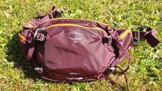 Front view of Osprey Seral 7 hip pack