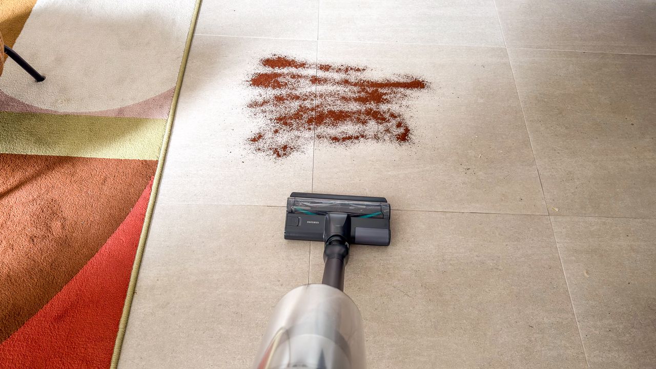 Samsung Jet 95S cleaning coffee grounds on tiles
