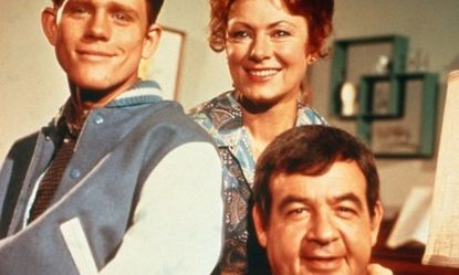 "Happy Days" stars, including Marion Ross and the late Tom Bosley, a.k.a. Mr. and Mrs. Cunningham, haven't been so pleased with their post-show compensation, and are filing a lawsuit against 