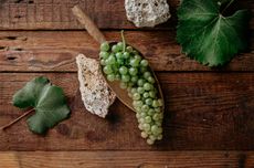 A bunch of Hárslevelű grapes