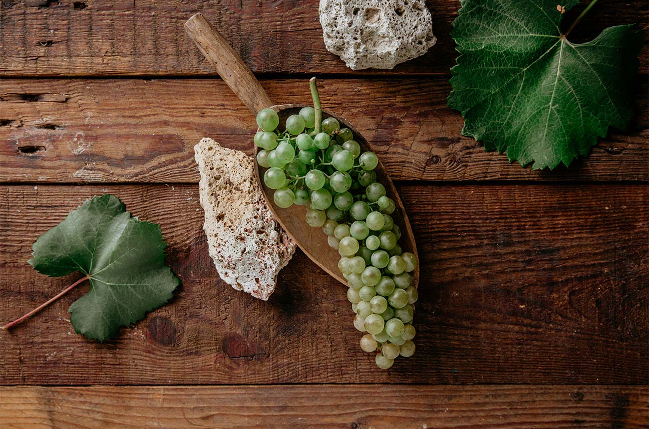 A bunch of H&aacute;rslevelű grapes