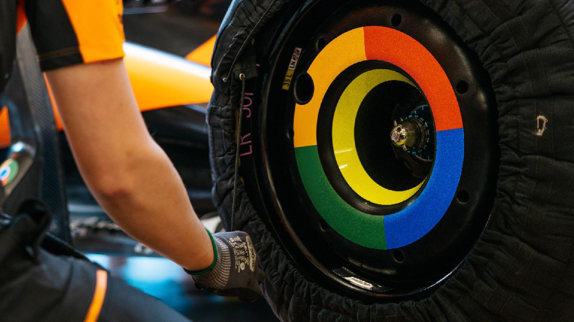 McLaren Racing expands its partnership with Google for the 2024 season