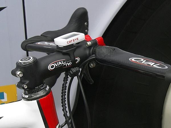 Even the cables are routed internally to maintain the slippery shape.