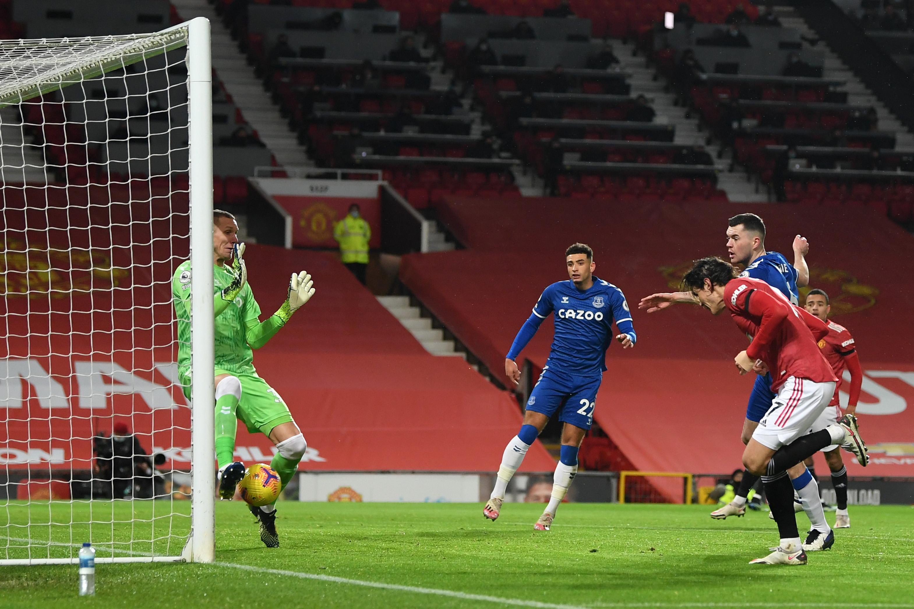 Edinson Cavani scoring against Everton