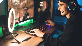Gamer sidder foran computeren og snakker med Sound Blaster X1 forbundet til sit headset