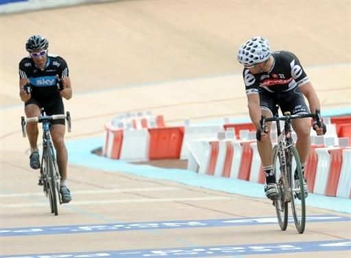Thor Hushovd (Cervelo test Team) looks back as he outsprints Juan Antonio Flecha (Sky), who claps as he crosses the line.