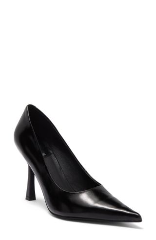 Formation Pointed Toe Pump