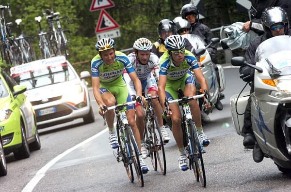 The leading trio of teammates Ivan Basso and Vincenzo Nibali (Liquigas - Doimo) and Michele Scarponi (Androni Giocattoli) put time into the chasing maglia rosa group.