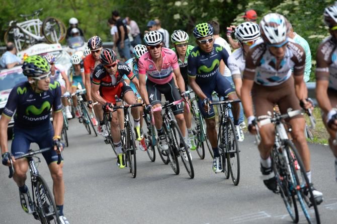 The maglia rosa race up the final climb