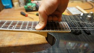 How to restring an electric guitar