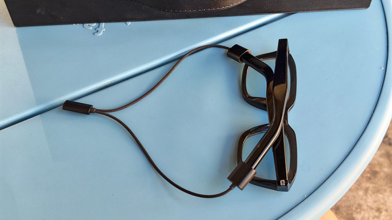 Charging Vonder Intelligent Eyewear with the included magnetic cable