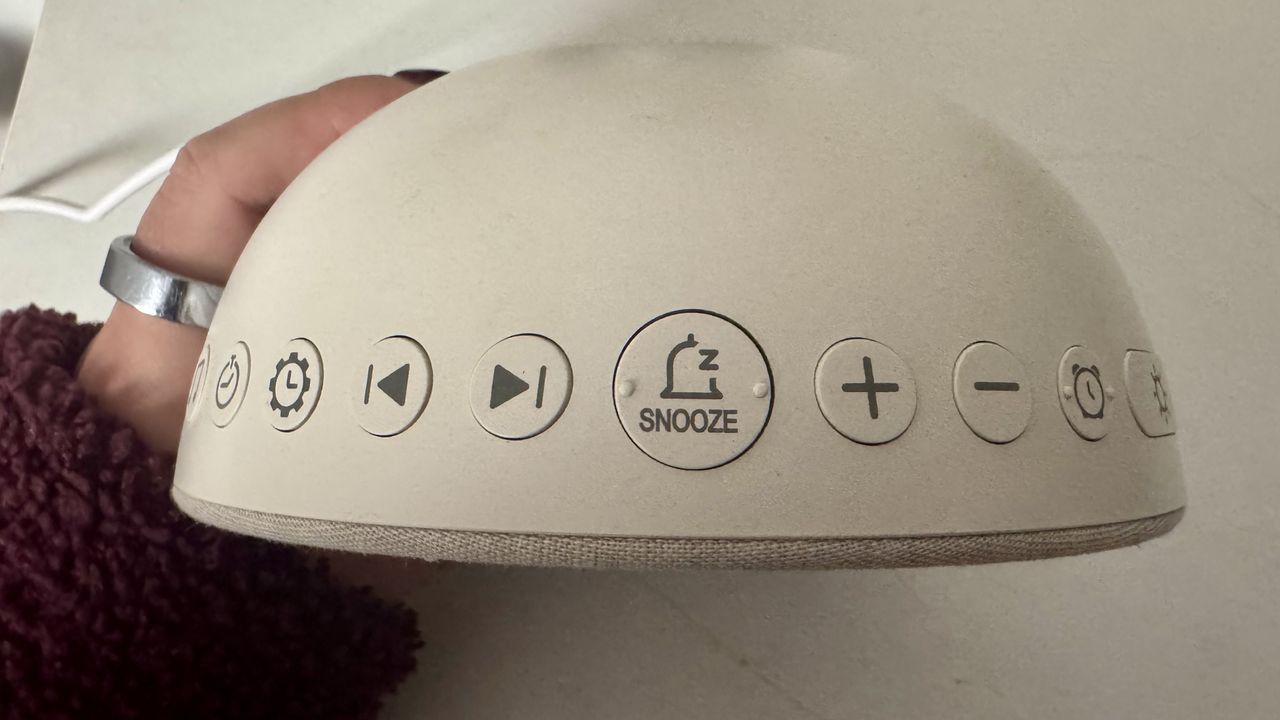 Our sleep tech reviewer testing the Dreamegg sunrise alarm clock