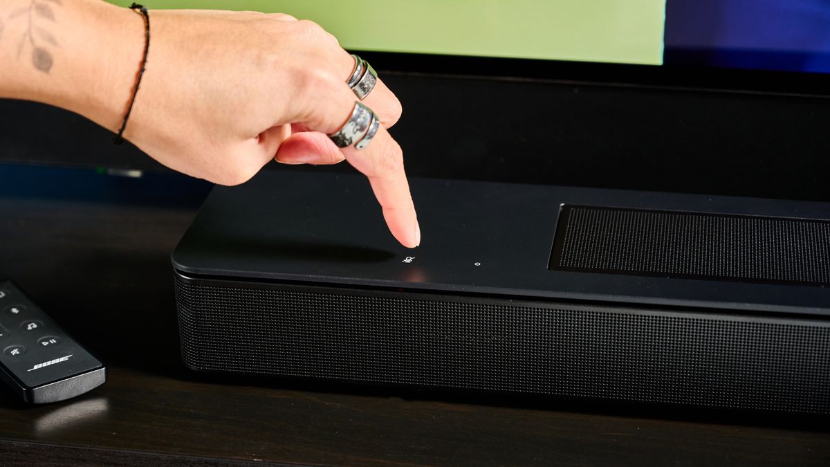 Bose Smart Soundbar 2024 màu đen với điều khiển từ xa, 2 cảm ứng trên đầu và lưới bọc trên đầu