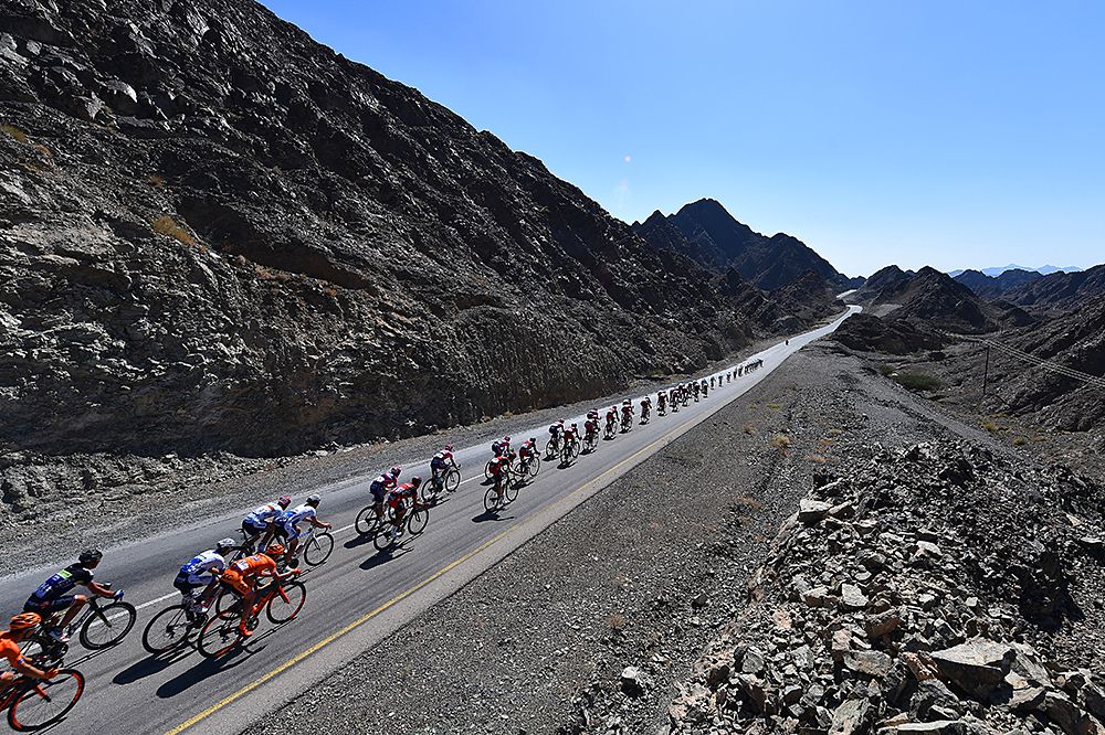 The peloton racing through stage 4 at the Tour of Oman