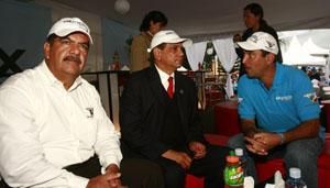 Veracruz Governor Fidel Herrera (centre) discusses the race after the presentation.