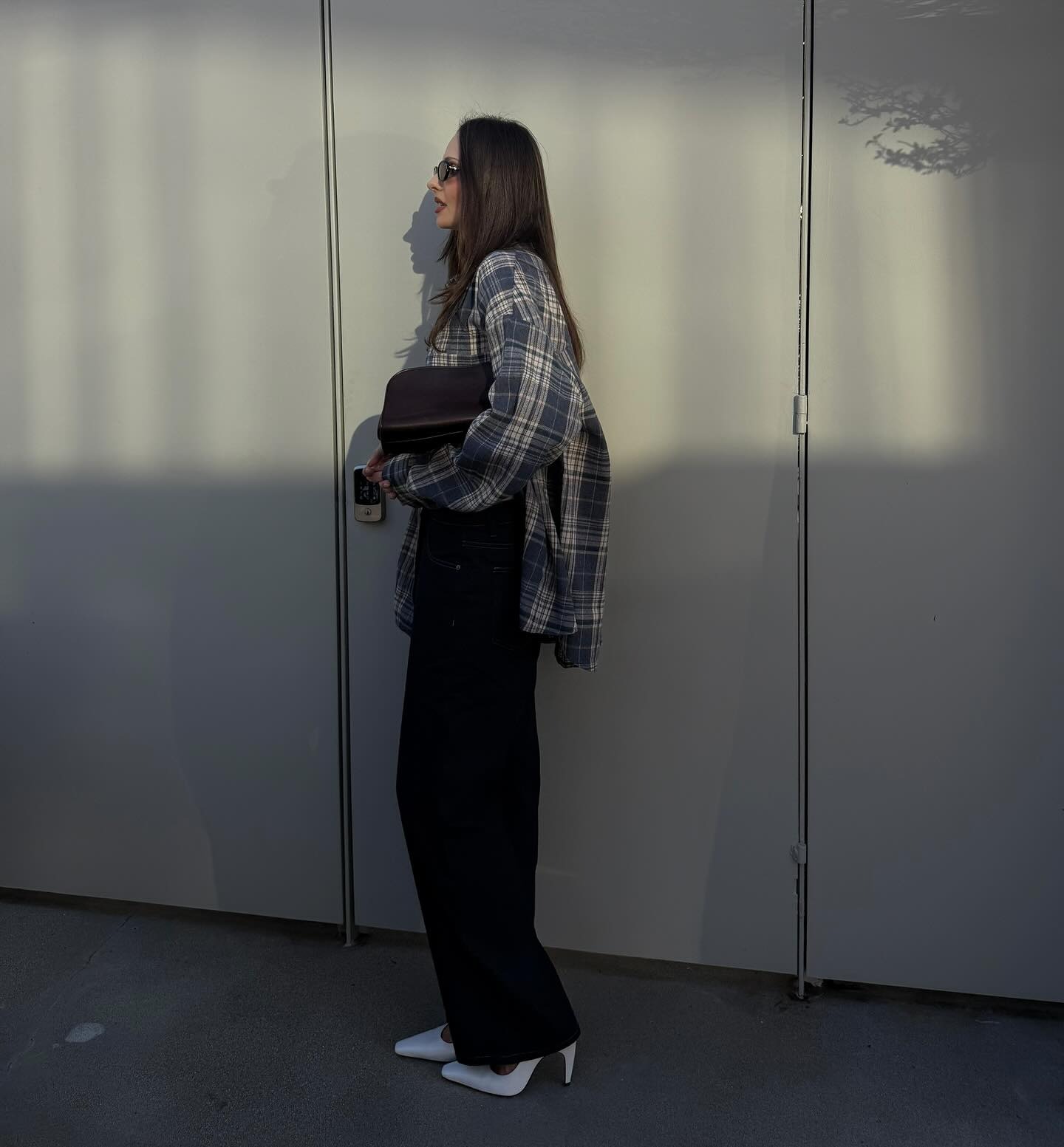 @piamance carrying one of the bags to wear with popular denim trends.